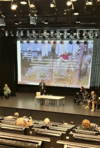 Kuvassa Lähiöillan pääpuhujat lavalla ja yleisöä